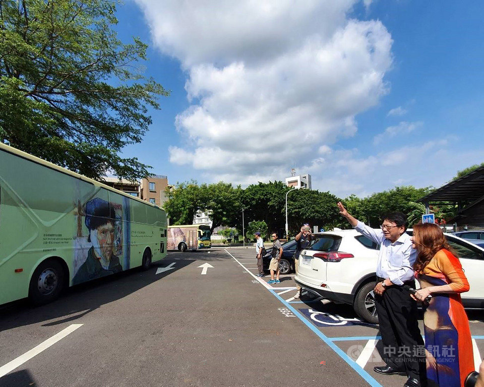 屏東縣政府規劃「我的城市,我的行動美術館」藝術公車活動,安排10部公車車身彩繪世界名畫行駛街頭,2日下午公車亮相,縣長潘孟安(右2)表示,縣府讓藝術走出來親近大眾,也盼藉此提升乘車率、帶動觀光。中央社記者郭芷瑄攝 109年6月2日