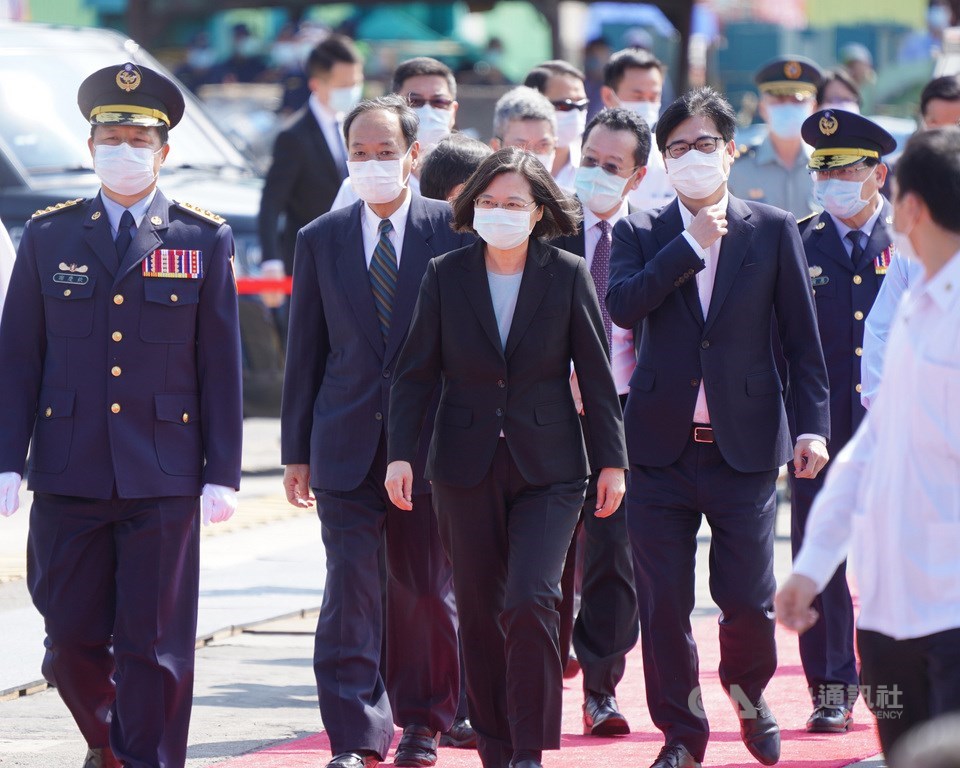 總統蔡英文(前左3)2日在行政院副院長陳其邁(前左4)、海委會主委李仲威(前左2)等人陪同下,前往台船公司高雄廠出席海巡署4000噸級巡防艦首艦命名暨下水典禮。中央社記者徐肇昌攝 109年6月2日