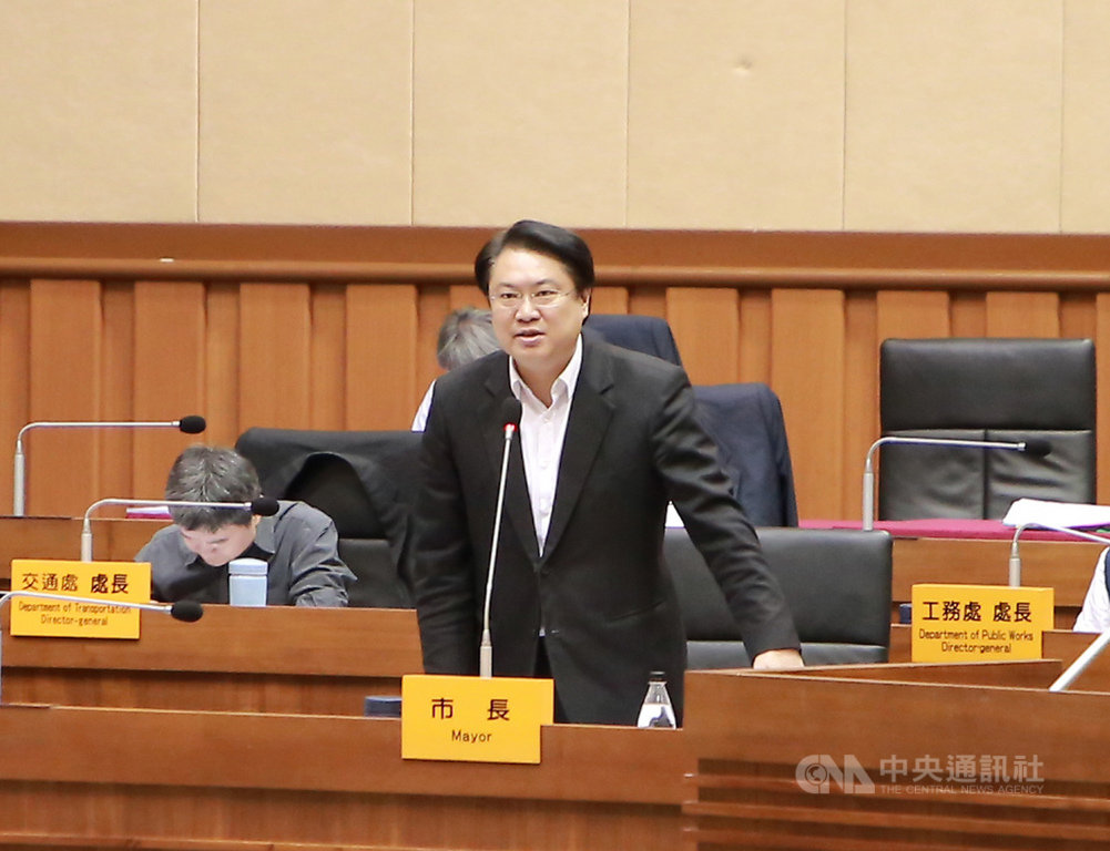 基隆市議會3日上午進行市長施政總質詢,市長林右昌(前)被問及是否入閣表示,現在最重要還是把基隆市長工作做好,其他不會多想。中央社記者王朝鈺攝 109年6月3日