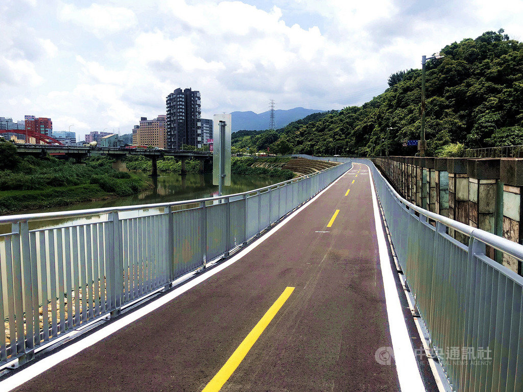 新北市政府推動「基隆河自行車道串連計畫」4月完工,3日正式啟用,民眾可從汐止騎車向北到基隆,往南接南港,串連北北基自行車路網。(水利局提供)中央社記者王鴻國傳真 109年6月3日