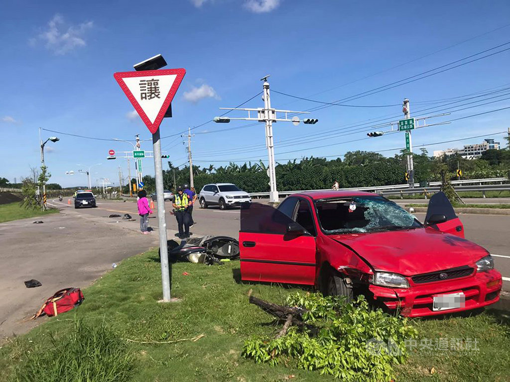 苗栗縣頭份市北橫公路地下道路口3日發生死亡車禍,77歲鄧姓老翁騎機車與一輛自小客車發生碰撞,當場失去生命跡象。(徐春仕提供)中央社記者管瑞平傳真 109年6月3日