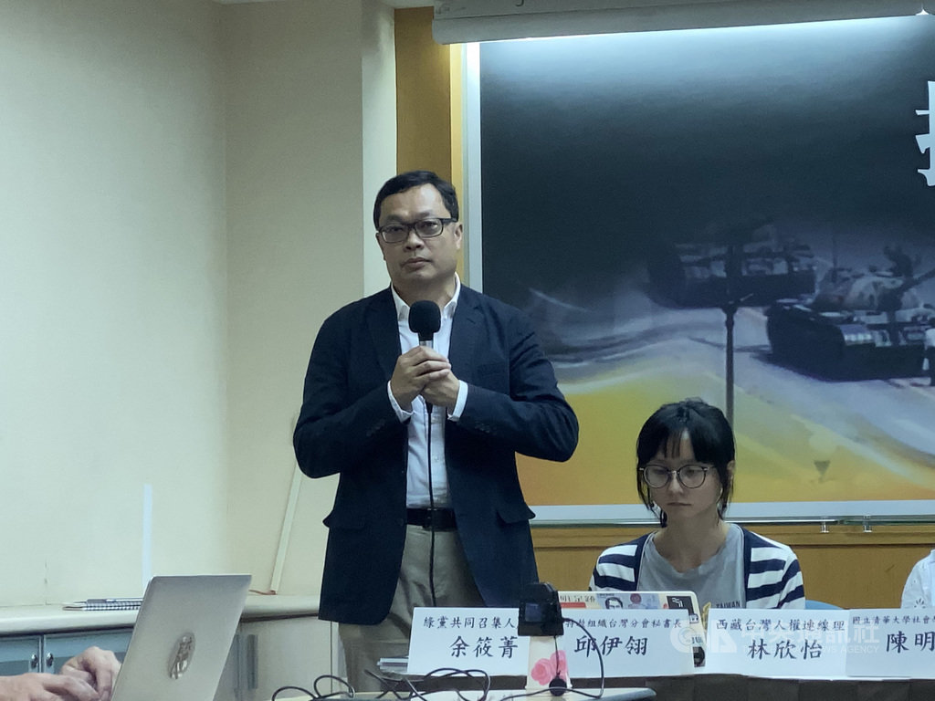 甫卸任陸委會副主委的國立清華大學社會學研究所副教授陳明祺(左)3日上午在一場座談會中指出,紀念「六四」彰顯台灣不是鎖國式民主,並宣告「我們仍然願意記得六四,我們仍然願意促進中國的民主」。中央社記者賴言曦攝 109年6月3日