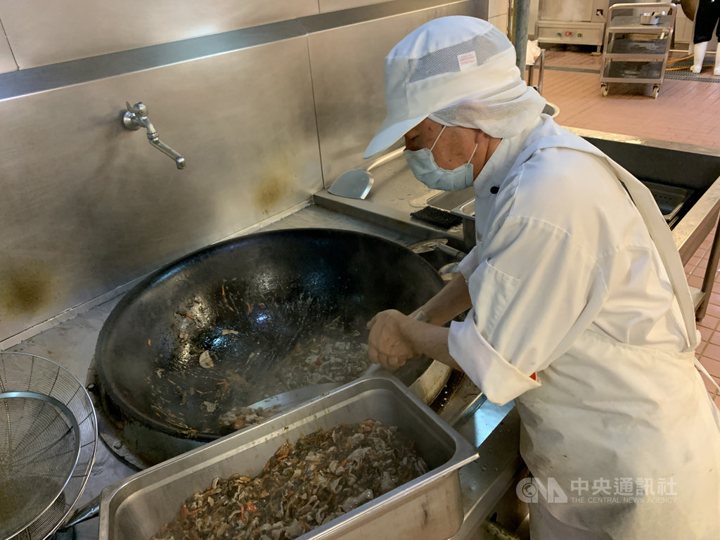 曾任大飯店的金牌主廚廖天國,退休後在花蓮門諾壽豐分院延續料理熱情,把過去飯店流程帶進醫院,大幅提升料理品質。(花蓮門諾醫院提供)中央社記者張祈傳真 109年6月3日
