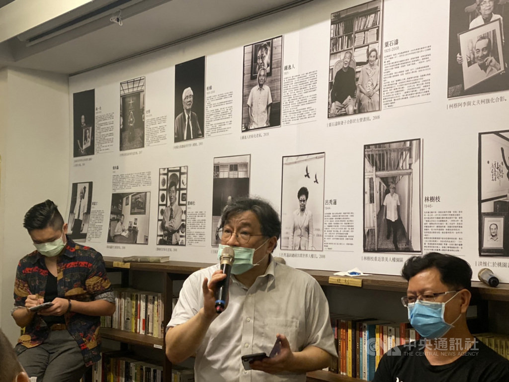 中研院台灣史研究所副研究員吳叡人(中)指出,中共強推港版國安法,將激化港人抵抗情緒,港人原只追求「兩制」,現在本土派情緒已被激起,難以回到過去。中央社記者賴言曦攝 109年6月3日