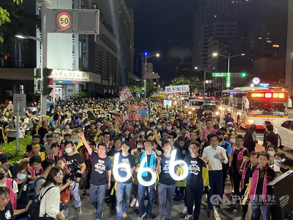 罷韓團體3日晚間持續舉辦遊行活動,為6日將登場的高雄市長韓國瑜罷免案催票,壯闊台灣聯盟發起人、民進黨「新境界文教基金會」智庫副執行長吳怡農(前中)現身,和群眾一起走上街頭。中央社記者董俊志攝 109年6月3日