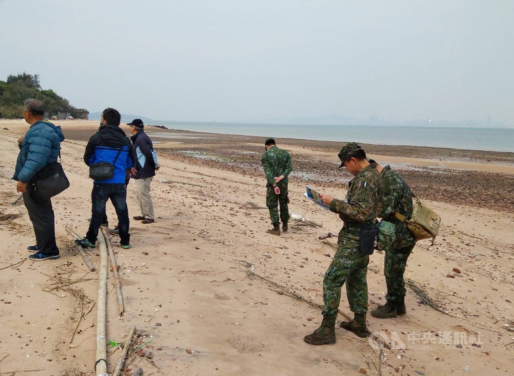 金門縣地政局3日表示,依離島建設條例規定受理申請雷區土地返還期限將於11日屆滿,籲請民眾把握申請時效辦理。縣府人員和軍方在原雷區進行土地現勘。(金門縣地政局提供)中央社記者黃慧敏傳真 109年6月3日