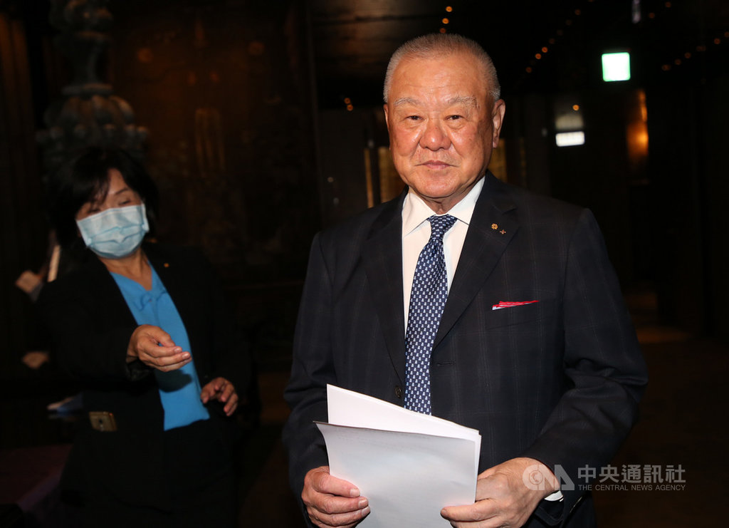 中華民國工商協進會「第25屆第9次理監事聯席會議」3日在台北君品酒店舉行,理事長林伯豐(右)受訪時對於政府發放振興券給予正面肯定。中央社記者鄭傑文攝 109年6月3日