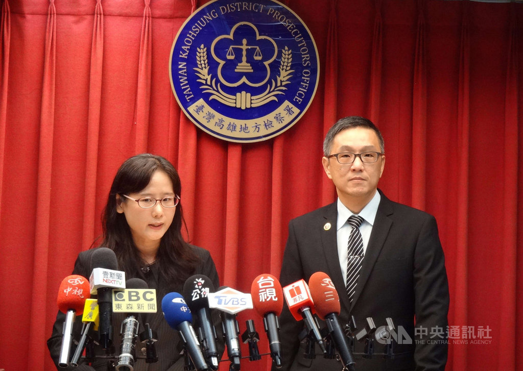 罷免高雄市長韓國瑜案投票6日舉辦,為維護投開票秩序,高雄地檢署襄閱主任檢察官曾靖雅(左)和橋頭地檢署襄閱主任檢察官王柏敦(右)3日說明違法行為處理原則,絕對依法究辦,絕不寬貸。中央社記者陳朝福攝 109年6月3日