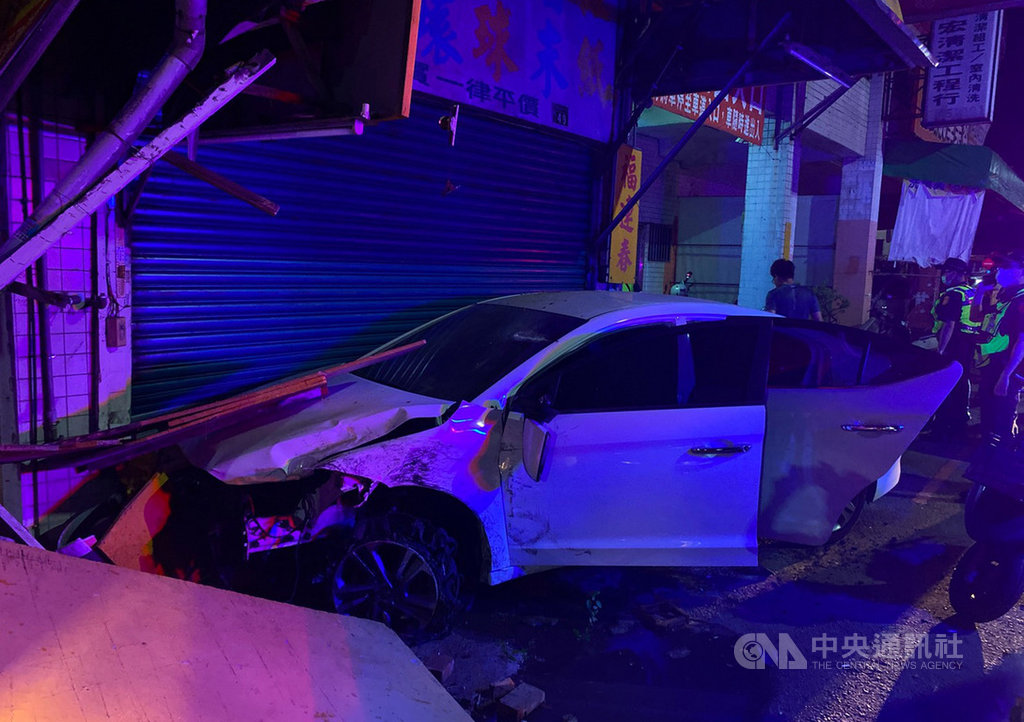 台中市警方3日凌晨偵辦毒品案,循線在北屯區瀋陽路三段一處民宅外埋伏,見陳姓夫妻檔開車離開上前盤查,陳男立即衝撞警車逃逸,員警共開22槍制止,陳男開車逃跑1公里後因爆胎自撞民宅遭捕,2人訊問後被依法送辦。(民眾提供)中央社記者蘇木春傳真 109年6月3日