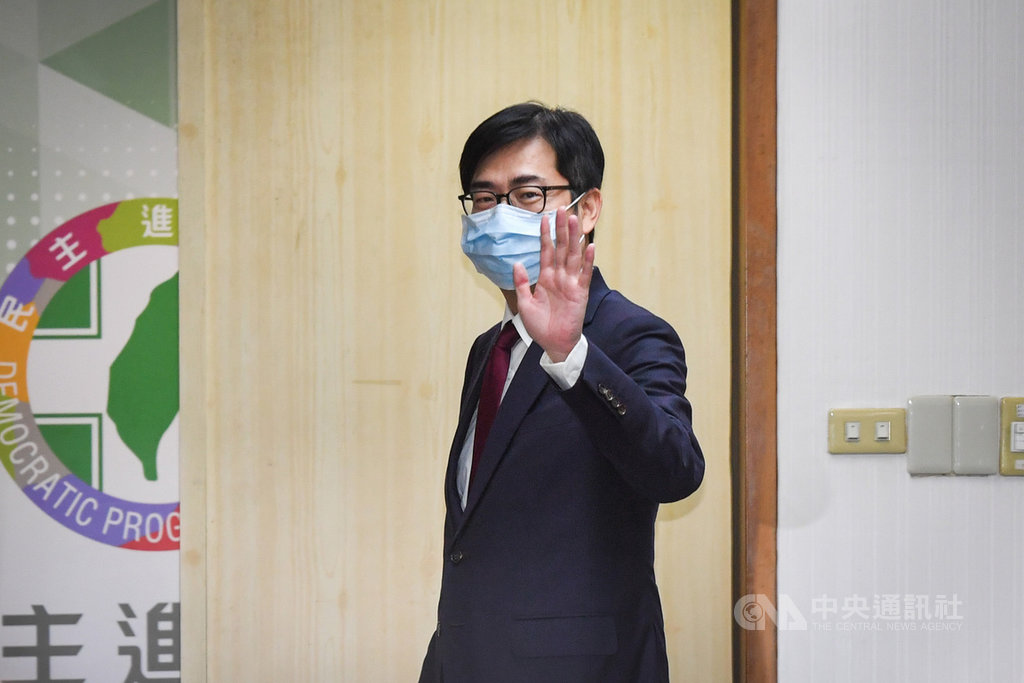 行政院副院長陳其邁3日下午出席民進黨中常會,會前向媒體揮手致意。中央社記者林俊耀攝 109年6月3日