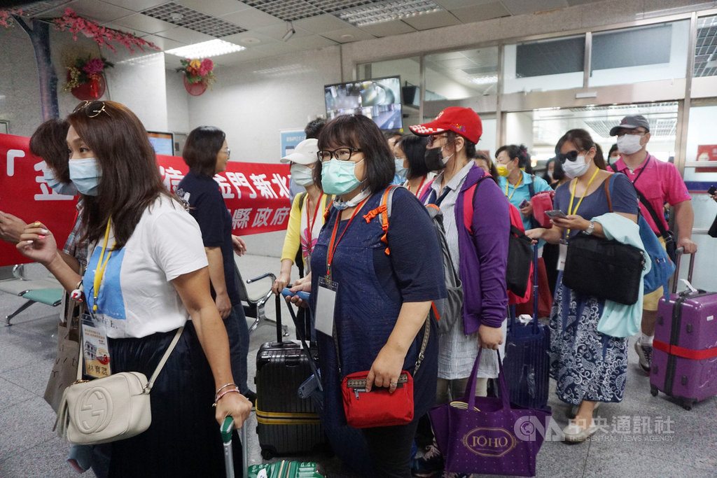 國內疫情趨緩,金門縣各景點陸續開放,金門縣與新北市合作推出的「金新款待」互惠旅遊首發團3日抵達金門,展開3天2夜行程,縣府團隊在機場迎接。中央社記者黃慧敏攝 109年6月3日