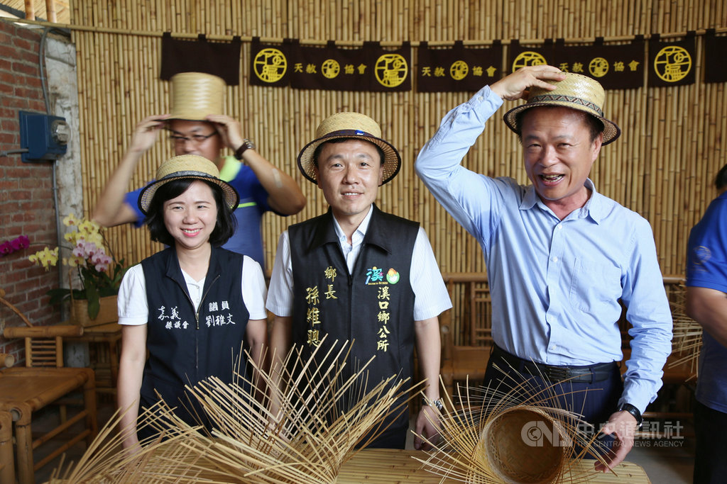 衛福部長陳時中5日將到訪嘉義,縣長翁章梁(右)特別向溪口鄉天赦竹編發展協會訂製一款手編竹帽,命名為「時中帽」,希望能帶給陳時中好運。翁章梁3日前往溪口了解帽子的製作進度。中央社記者蔡智明攝 109年6月3日