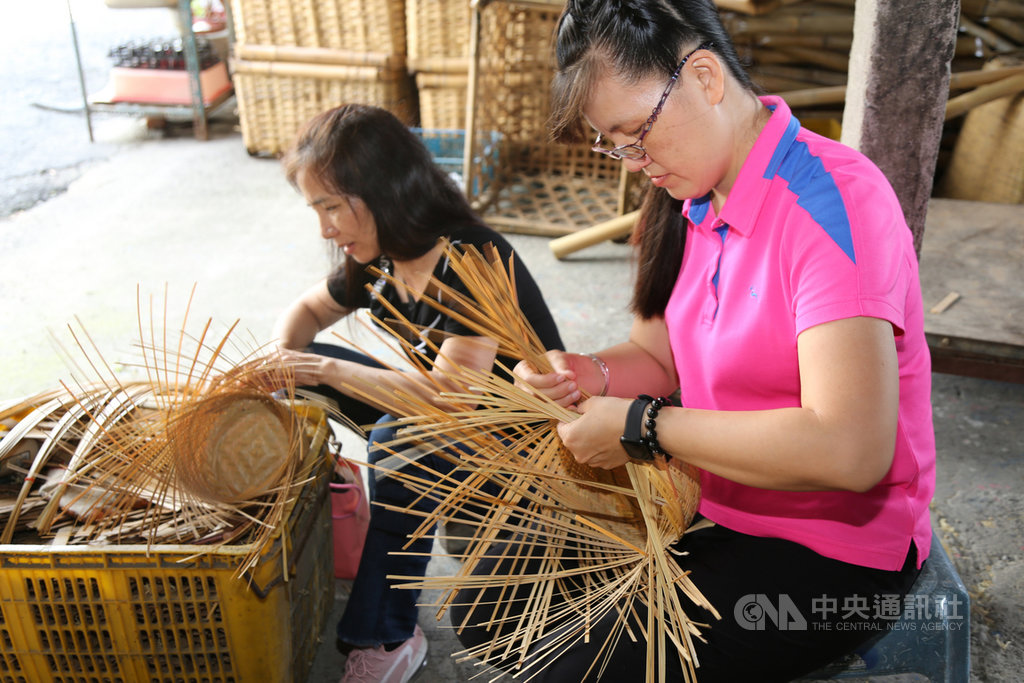 嘉義溪口天赦庄手工竹編的「時中帽」,以「雙輪口編」和「人口編」兩種編製法手編製成,一個竹藝師傅必須花費至少1天以上時間,才能完製一頂竹帽,耗工費時。中央社記者蔡智明攝 109年6月3日
