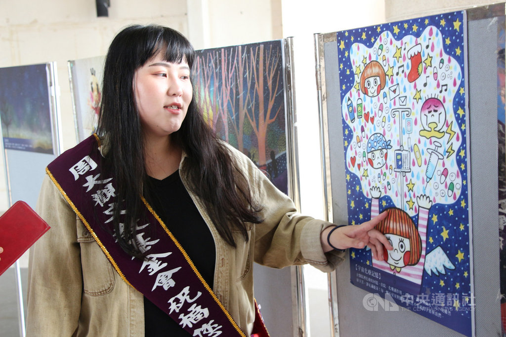 亞洲大學創意商品設計學系學生賴韻竹就讀高中時罹患血癌,住院治療期間,只要身邊有紙、筆,她就作畫送給同房的病友,表現抗癌成功的勇氣,3日獲頒周大觀文教基金會抗癌圓夢助學金。中央社記者蘇木春攝 109年6月3日