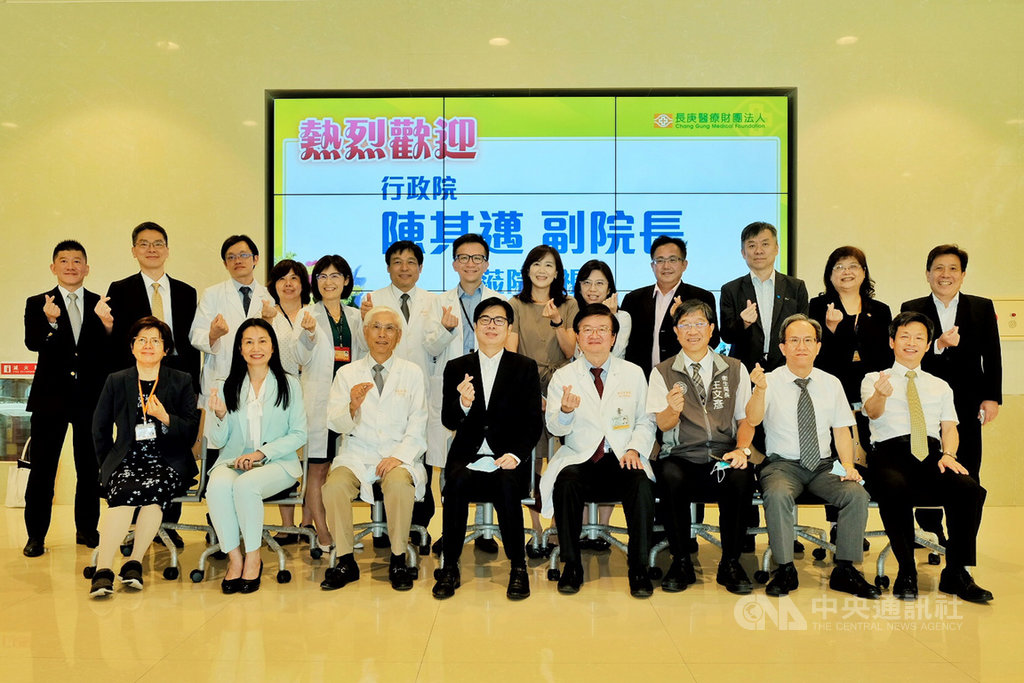 長庚醫療團隊日前成功找出一株具優秀抑制武漢肺炎病毒能力的全人源單株抗體,對不同病毒都有逾9成中和能力,即將進入技轉階段。行政院副院長陳其邁(前排左4)3日視察林口長庚醫院,對於團隊在短時間內的優異表現相當肯定。中央社記者吳睿騏桃園攝 109年6月3日