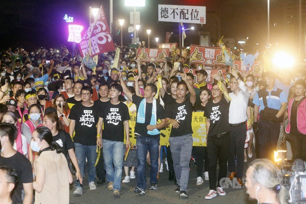 高雄市長韓國瑜罷免案6月6日投票,罷韓團體3日晚間持續舉行遊行活動,壯闊台灣聯盟發起人吳怡農(前中)現身,眾人高喊「6月6日、非韓不投、堅定罷韓」口號。中央社記者董俊志攝 109年6月3日