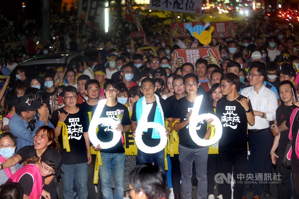 高雄市長韓國瑜罷免案6月6日投票,罷韓團體3日晚間持續舉辦遊行活動,壯闊台灣聯盟發起人、民進黨「新境界文教基金會」智庫副執行長吳怡農(前中)出席活動。中央社記者董俊志攝 109年6月3日