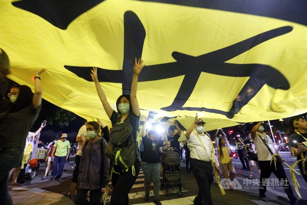 罷韓決戰黃金週「追念二二八」遊行3日晚間在高雄舉行,民眾撐起長長的民主黃布條,高喊「6月6日、非韓不投、堅定罷韓」。中央社記者董俊志攝 109年6月3日