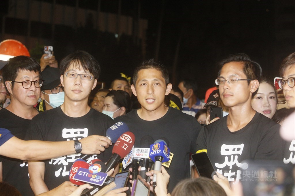 高雄市長韓國瑜罷免案將於6日投票,罷韓團體3日晚間持續舉辦遊行活動,壯闊台灣聯盟發起人、民進黨「新境界文教基金會」智庫副執行長吳怡農(前中)到場,呼籲高雄市民出來投票行使公民權。中央社記者董俊志攝 109年6月3日