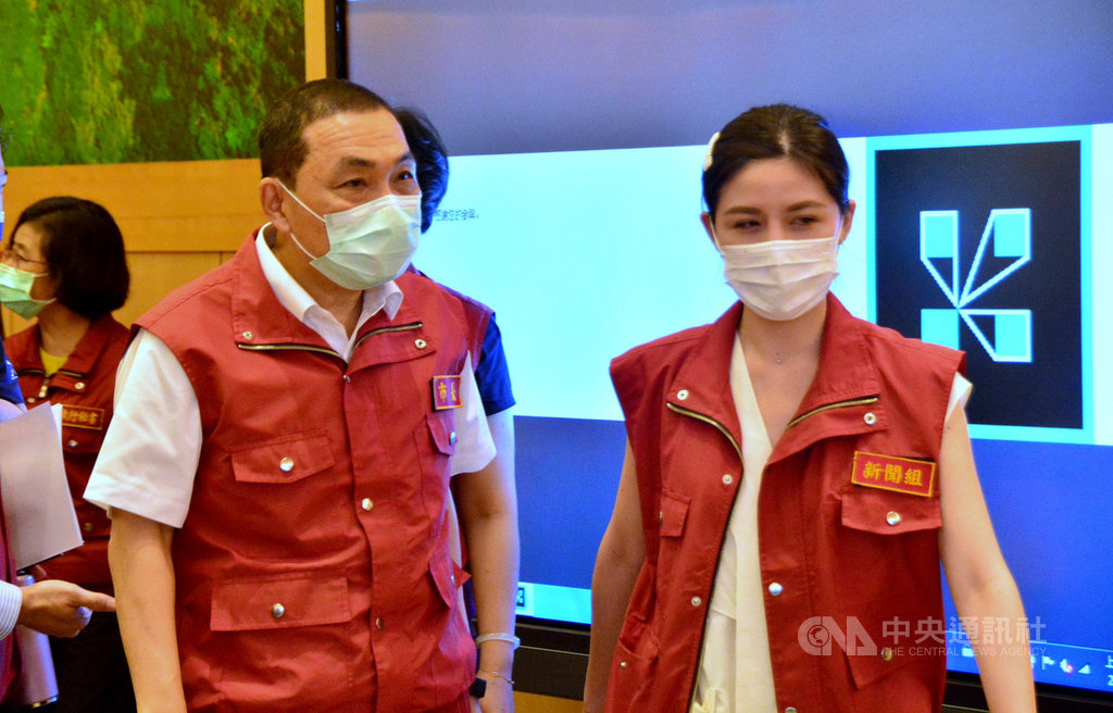 新北市長侯友宜(前左)3日防疫會議中宣布,八大行業有業者配合自主歇業,8日可透過實名制與防疫配套解封,但他建議解封後,進舞廳要戴口罩,在酒家要保持社交距離。中央社記者黃旭昇新北攝 109年6月3日