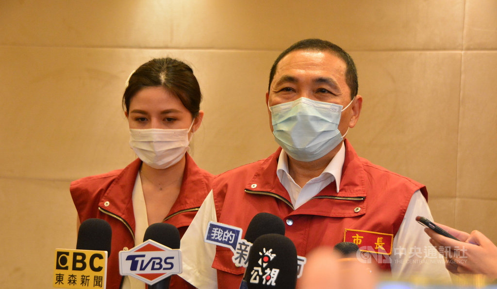 行政院推出「振興三倍券」刺激消費,新北市長侯友宜(右)3日表示,已要求新北市經發局、觀旅局以目前振興三倍券的消費模式,研擬整體配套措施與折扣戰,提供更多消費誘因。中央社記者黃旭昇新北攝 109年6月3日