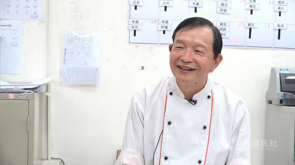 曾任大飯店的金牌主廚廖天國,退休後在花蓮門諾壽豐分院延續料理熱情,大幅提升醫院餐食品質,員工餐訂單也倍數增加。(花蓮門諾醫院提供)中央社記者張祈傳真 109年6月3日