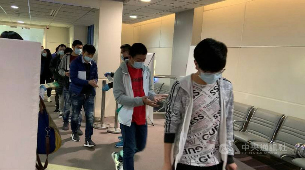 王姓與吳姓男子108年9月招募成員前往蒙特內哥羅,設詐欺機房詐騙中國民眾,台中地檢署與當地檢警合作,成功移交92名犯嫌與查扣物證回台。(檢方提供)中央社記者蘇木春傳真 109年6月3日