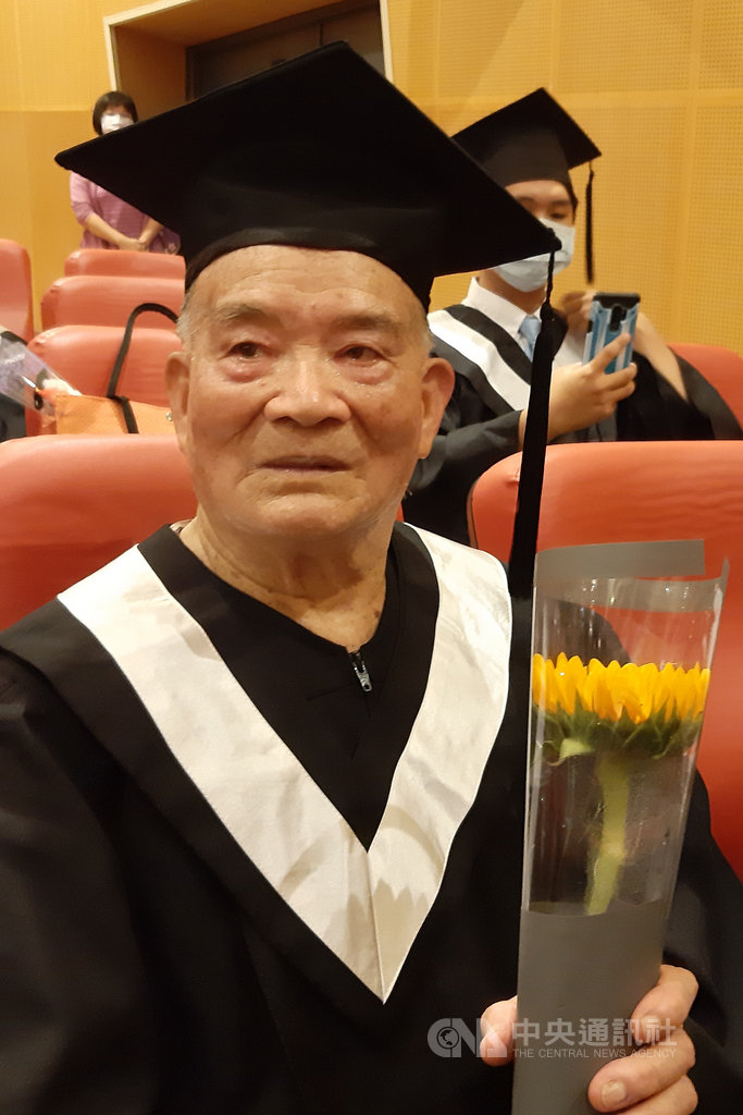 國立宜蘭大學3日舉行畢業典禮,休閒產業與健康促進學系進修學士班學生張焰灶(前)以91歲高齡畢業,成校方創校以來最高齡畢業生,學習精神可成為所有學子表率。中央社記者沈如峰宜蘭攝 109年6月3日