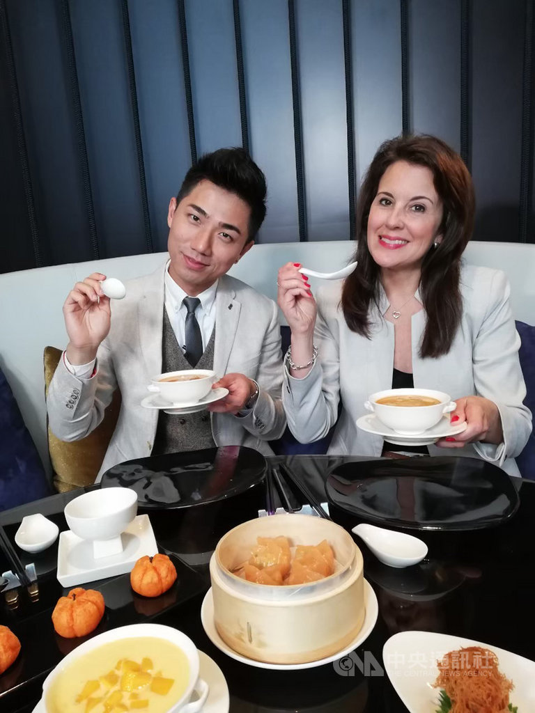德國之聲節目「Tasty Taipei-food,fusion and fun」介紹台北美食,主持人梅根(Meggin Leigh)(右)與台北辦事處記者鄒宗翰(左)從五星級飯店吃到夜市,共同品嚐台北美食。(德國之聲提供)中央社記者王心妤傳真 109年6月3日