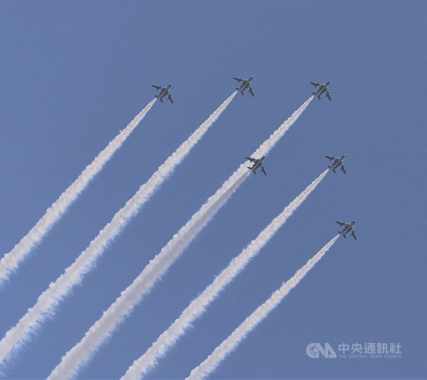 為感謝與武漢肺炎奮戰的醫護人員,日本航空自衛隊的「藍色衝擊波」飛行表演隊,5月29日出動6機編隊在東京都上空表演(圖)。防衛省正考慮也在其他城市進行這類飛行表演。中央社記者楊明珠東京攝 109年6月2日