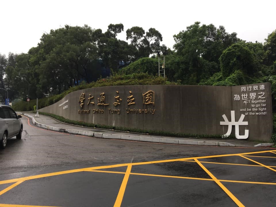 交通大學學生聯合會針對設籍高雄的學生推出返鄉專車惹議,學聯會3日表示,為鼓勵學生返鄉陪家人及振興觀光規劃返鄉專車,提供接送服務,這是考量學生需求。(圖取自facebook.com/nctu.edu.tw)
