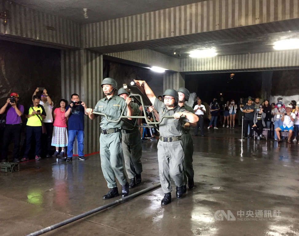 80名來自新北的旅遊業者3日抵達金門,第一站到獅山砲陣地觀賞砲操表演,紛紛拿起手機、相機搶拍。中央社記者黃慧敏攝 109年6月3日