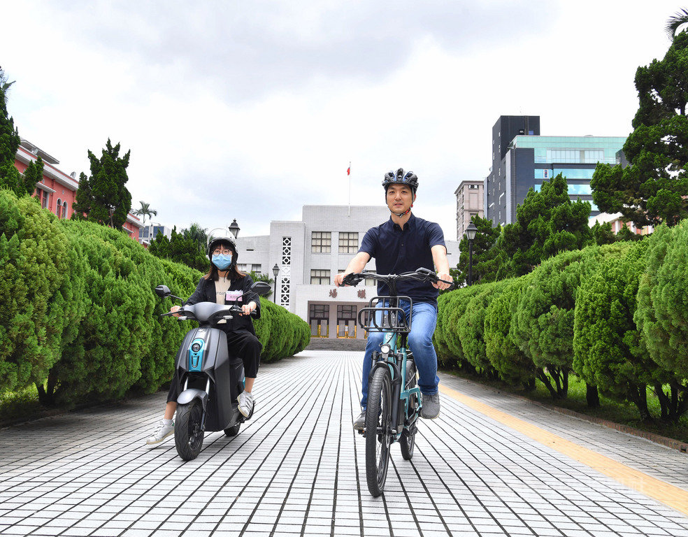 電動自行車事故件數與死傷人數逐年增加,其中又以青少年事故占大宗,靖娟兒童安全文教基金會和國民黨立委蔣萬安3日在立法院舉行記者會,呼籲儘速完成修法,限制最低騎乘年齡,且須先完成駕駛課程方可上路。圖為蔣萬安(右)在立法院廣場示範電動自行車騎乘。中央社記者王飛華攝 109年6月3日