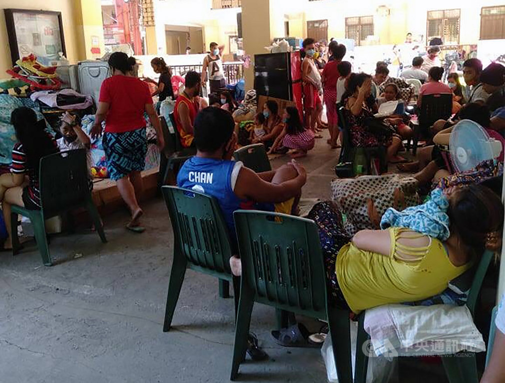 菲律賓大馬尼拉地區曼達路永市(Mandaluyong)1日大火燒毀至少800棟建物,災民只能在校園裡和街道上暫時棲身。照片攝於2日。(菲律賓家扶中心提供)中央社記者陳妍君傳真 109年6月4日