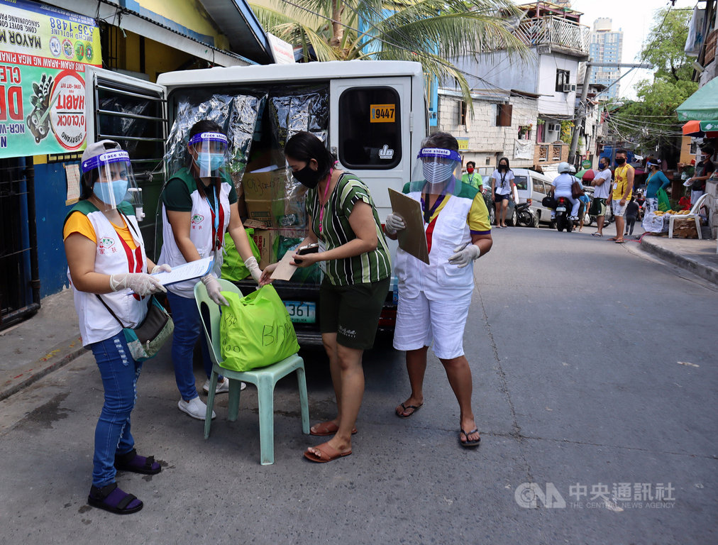菲律賓家扶中心人員3日前往大馬尼拉地區曼達路永市(Mandaluyong)艾迪辛山社區(Addition Hills)發放救助物資。(菲律賓家扶中心提供)中央社記者陳妍君傳真 109年6月4日