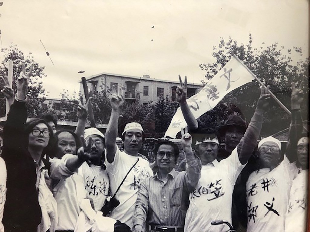 八九民運爆發後,「河殤」總撰稿人、作家蘇曉康(右四)曾與多名知識分子上街聲援學生。(蘇曉康提供)