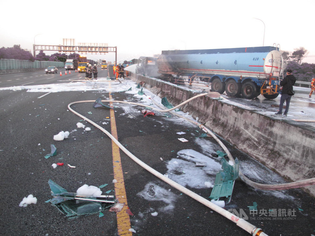 國道一號南下58公里處4日凌晨發生車禍,國道警察初步調查後指出,16歲無汽車駕駛執照的謝姓少女駕駛自小客車行駛在五楊高架道的內側車道,疑操作不當失控與槽車發生碰撞,造成槽車起火燃燒。(國道公路警察局提供)中央社記者邱俊欽桃園傳真 109年6月4日