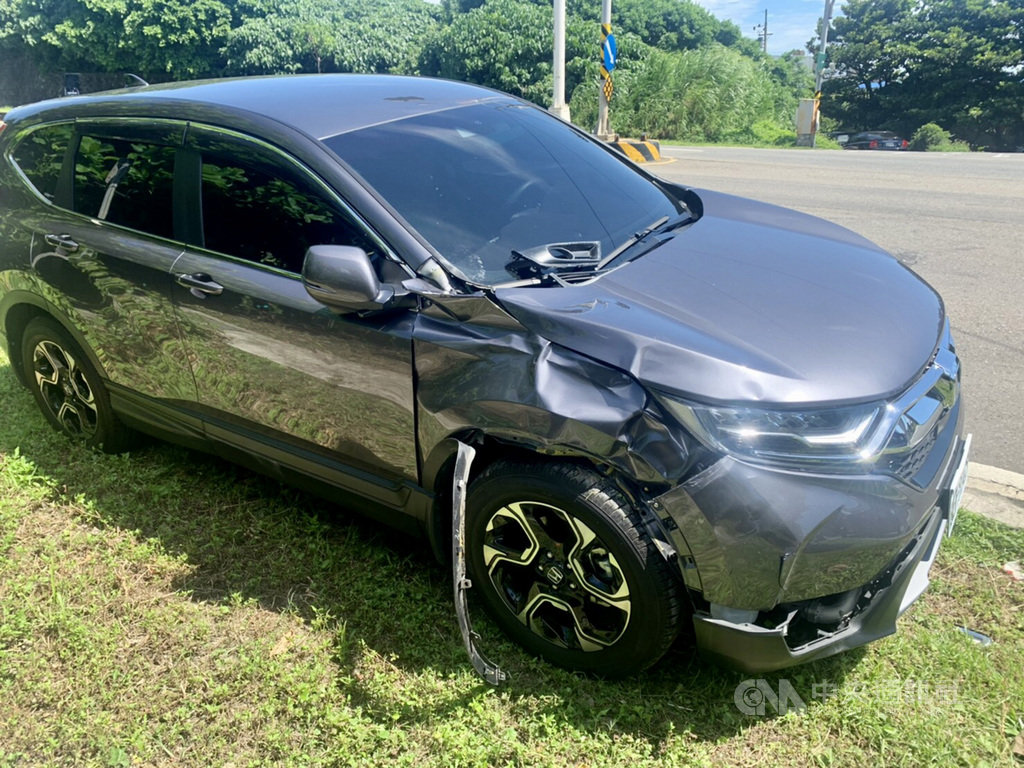 新北市石門區4日上午發生一起死亡車禍,杜姓男子駕駛休旅車行經台2線25.6公里處時,一名簡姓婦人正好過馬路,杜男閃避不及撞上,簡婦送醫急救後宣告不治。中央社記者王朝鈺傳真 109年6月4日