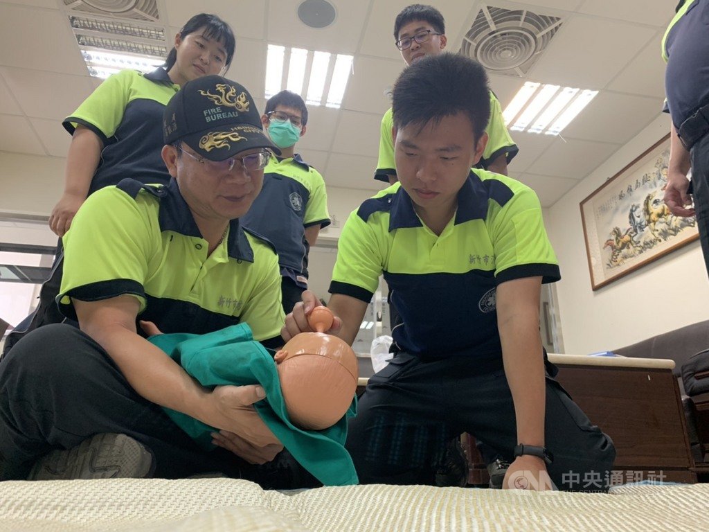 新竹市消防局第二大隊金山分隊隊員吳振源(前左)、黃淀臺(前右)落實平時訓練內容,日前成功協助一名急產孕婦在救護車上生下健康女嬰,母女均安。(新竹市消防局提供)中央社記者魯鋼駿傳真 109年6月4日