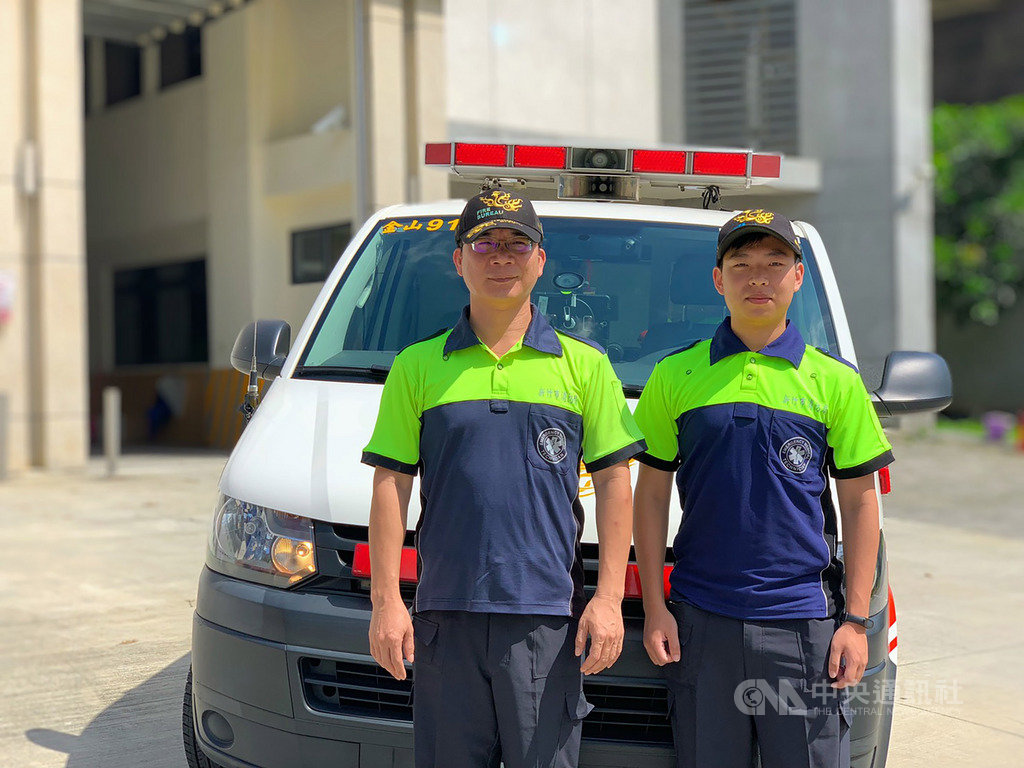 新竹市消防局第二大隊金山分隊隊員吳振源(左)及黃淀臺(右)4日受訪表示,日前接獲孕婦急產救護案,2人合力協助產婦在救護車內平安生產,順利完成救護任務。中央社記者魯鋼駿攝 109年6月4日