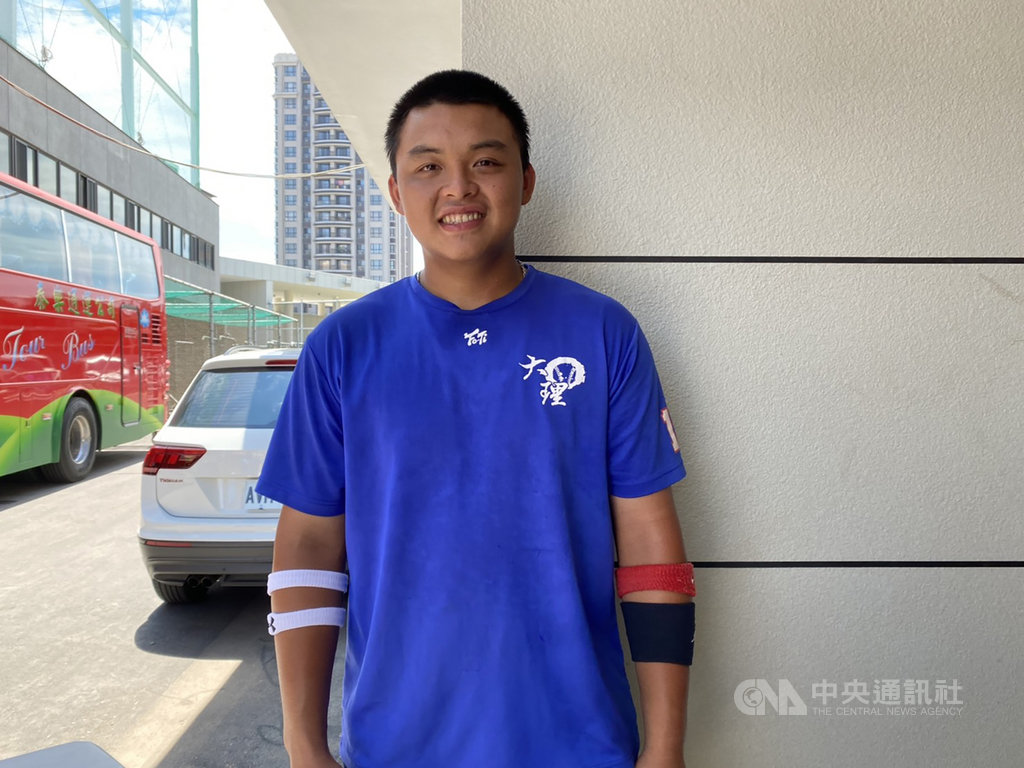 玉山盃青棒賽台北市隊第4棒李展毅,4日比賽打擊沒有發揮,去年賽會拿下全壘打王的他,並不刻意追求長打,他說,快升高二時有找體能師訓練,身體素質有上升。中央社記者楊啟芳攝 109年6月4日