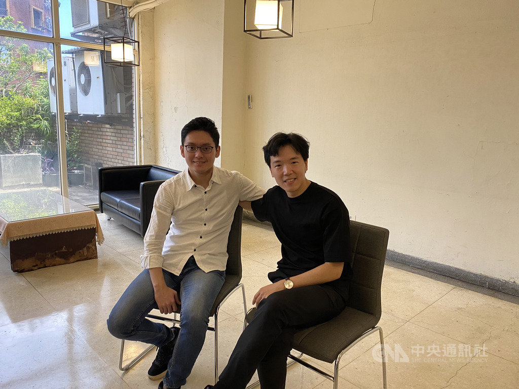 台北市立交響樂團(TSO)5日將舉辦「樂聖風情日」音樂會,邀請指揮家廖國敏(右)與小提琴家曾宇謙(左)合作,坦言能同台演出心情很興奮。中央社記者陳秉弘攝 109年6月4日