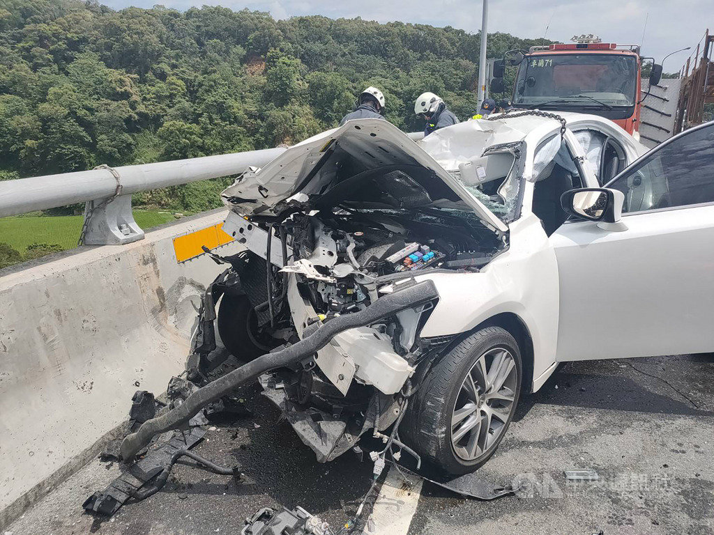 苗栗縣三義鄉新義里大橋北上方向,4日發生自小客車疑因車速過快,與砂石車碰撞後衝撞護欄事故,自小客車車頭嚴重毀損,車內5人中2人不幸死亡、3人重傷。(民眾提供)中央社記者管瑞平傳真 109年6月4日