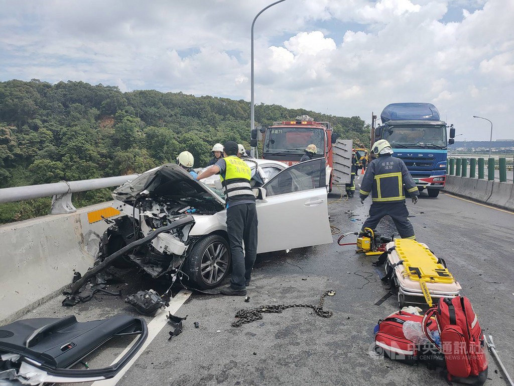 一輛轎車4日行經苗栗縣三義鄉新義里大橋高架段,與砂石車發生碰撞後衝撞護欄,車上5人2死3重傷,事故原因仍待釐清。(民眾提供)中央社記者管瑞平傳真 109年6月4日
