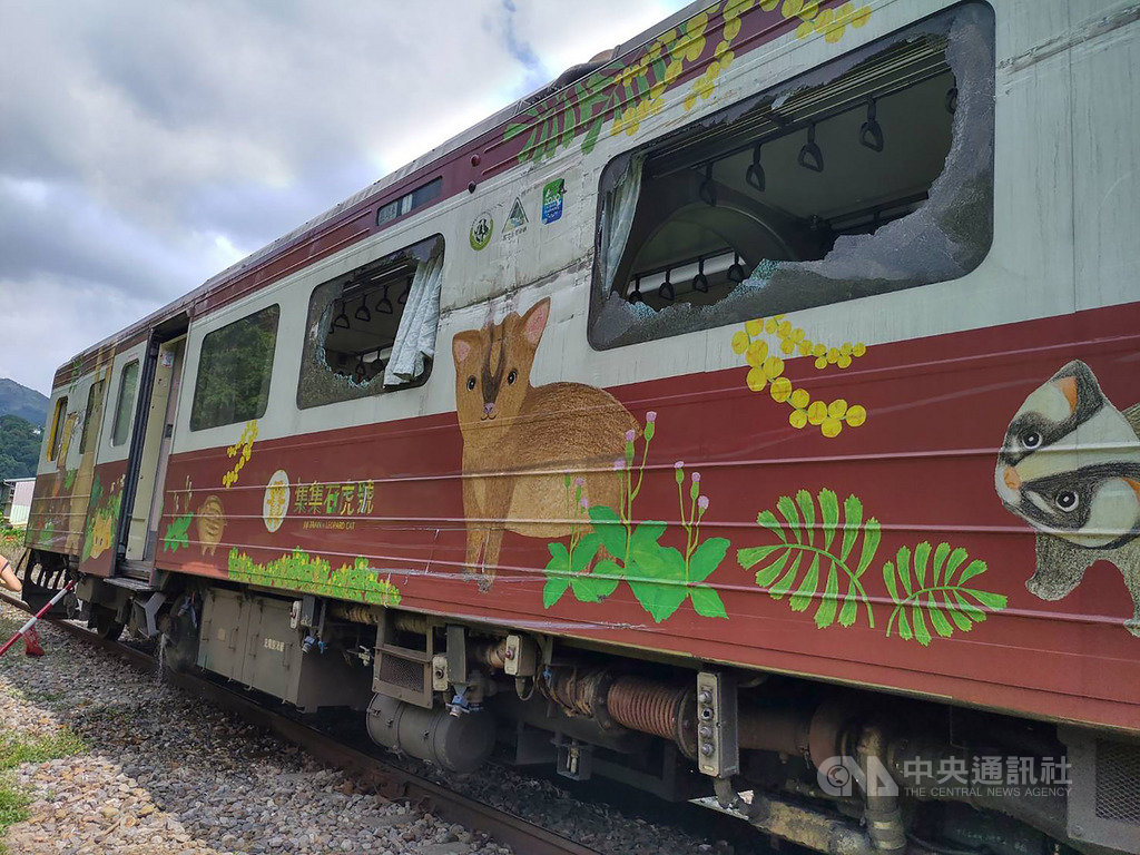 台鐵2715次集集支線區間車4日下午行經集集與水里間的水里平交道,遭一輛煞車不及的遊覽車撞上,區間車玻璃破裂,所幸無人受傷。(台鐵提供)中央社記者汪淑芬傳真 109年6月4日