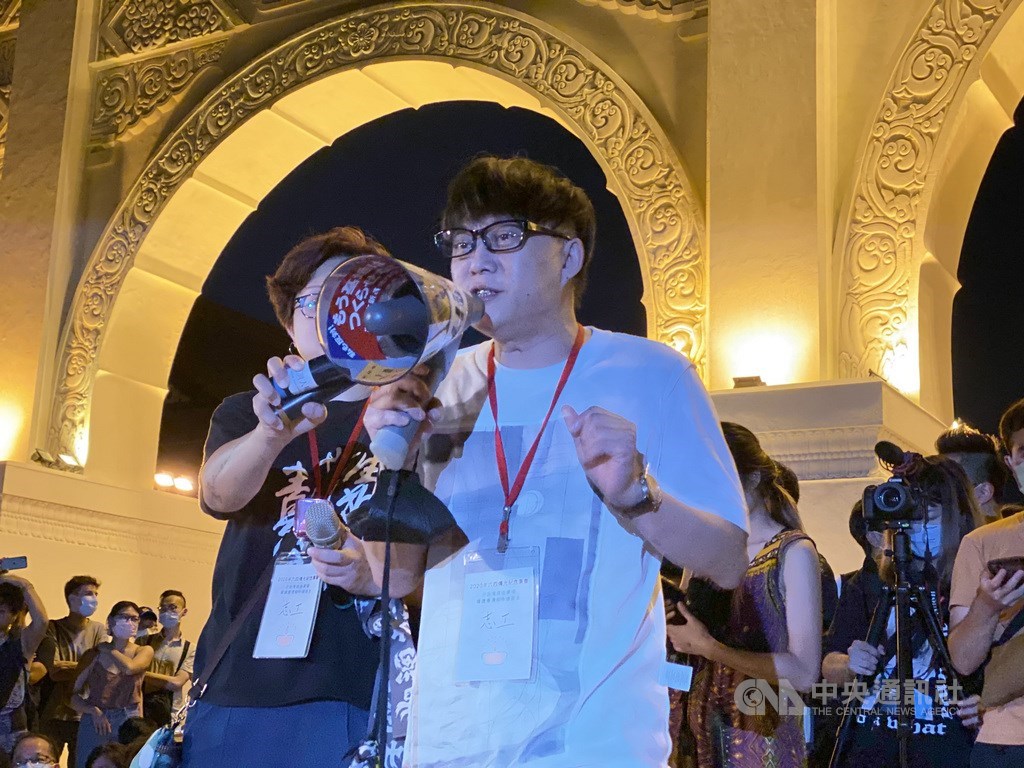 來自香港的知名填詞人林夕4日晚間現身台北自由廣場的「六四」紀念活動。中央社記者賴言曦攝 109年6月4日