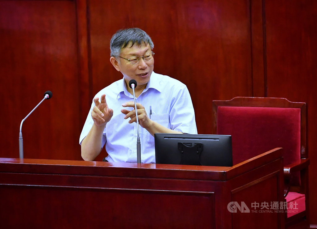台北市長柯文哲4日在台北市議會質詢針對台北上海雙城論壇表示,受武漢肺炎疫情影響,上海方到台灣的話必須檢疫,在思考用視訊方式進行。中央社記者王飛華攝 109年6月4日