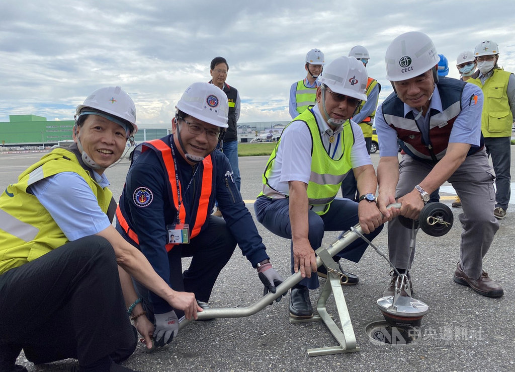 把握疫情影響國際航空業致班機大幅減少時機,桃園國際機場超前部署,展開北跑道刨鋪工程,交通部長林佳龍(前左2)4日到機場視察施工情形,慰勉工程團隊辛勞。中央社記者邱俊欽桃園機場攝 109年6月4日