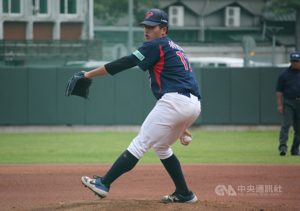 109年玉山盃全國青棒錦標賽桃園市隊4日擊退台東縣,率先晉級4強,先發投手陳志杰主投4局無失分,不過他對自己表現不滿意,盼透過強化身體,將球速找回來。中央社記者楊啟芳攝 109年6月4日