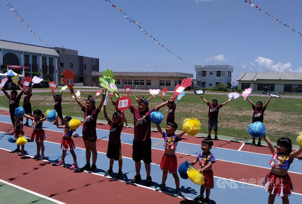 澎湖望安離島偏鄉5所國中小暨社區聯合運動會4日在將澳國中舉行,5校的學生總數只有79人,堪稱是國內最有人情味的迷你運動會。(將澳國中提供)中央社 109年6月4日